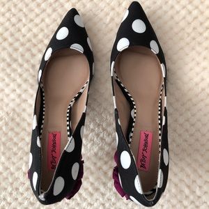 betsey johnson harbur pump